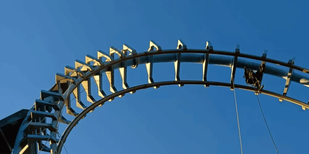 Cordiste réalisant un contrôle visuel de soudure sur une structure de roller coaster